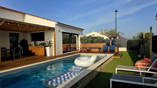 une piscine avec un flotteur dans une arrière-cour dans l'établissement Villa 8 personnes en Provence - 3 nuits min, à Grans