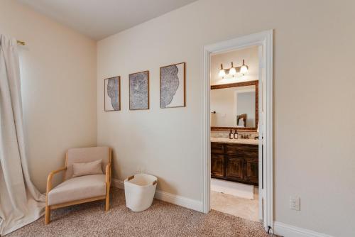 Χώρος καθιστικού στο Iron & Ivy 5br5ba Sleeps 12
