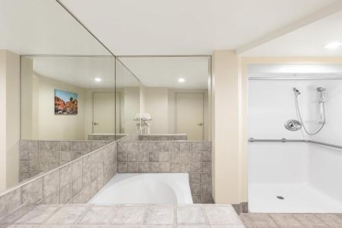 Koupelna v ubytování Holiday Inn Resort Mesquite by IHG