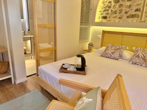 Postel nebo postele na pokoji v ubytování Old Town Suites Muradie