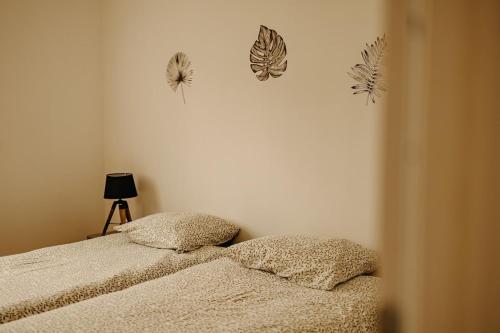 - une chambre avec un lit aux papillons sur le mur dans l'établissement Le Carpe Diem, à Fiquefleur-Équainville