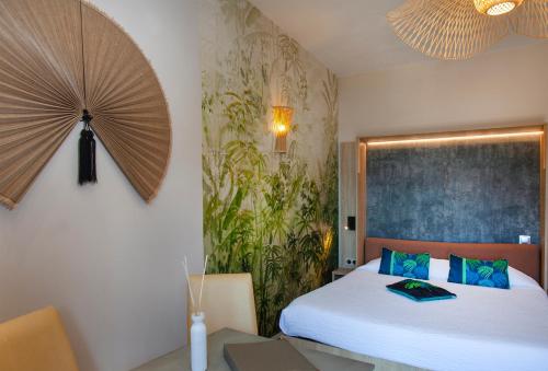 Ένα ή περισσότερα κρεβάτια σε δωμάτιο στο Hôtel et Appart Hôtel Les Flots Bleus