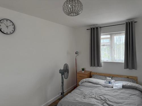 Postel nebo postele na pokoji v ubytování Modern double bed - Central Dartford