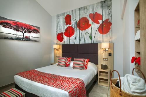 Ένα ή περισσότερα κρεβάτια σε δωμάτιο στο Hôtel et Appart Hôtel Les Flots Bleus