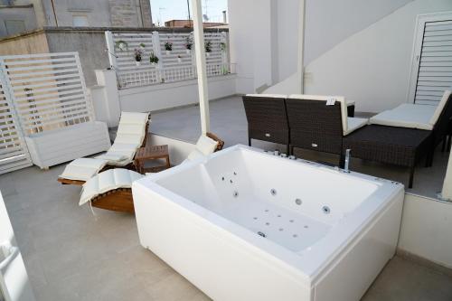 a white bath tub sitting on top of a balcony at Sott'o Cambanil in Gioia del Colle