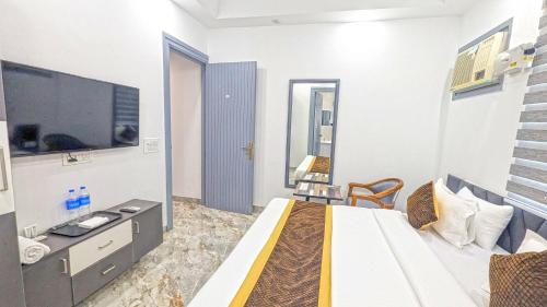 a hotel room with a bed and a television at HOTEL GREEN VEGAS in New Delhi