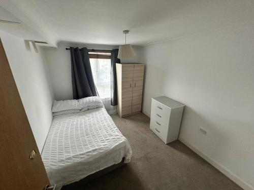 Postel nebo postele na pokoji v ubytování Tranquil 2BR in Croydon Thornton