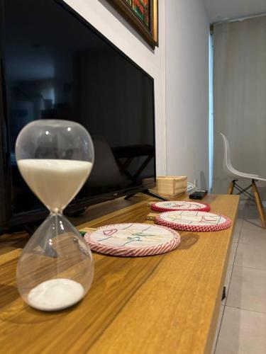 an empty hourglass sitting on top of a table at La Plata - ZORZAL - Alquiler Temporal in La Plata