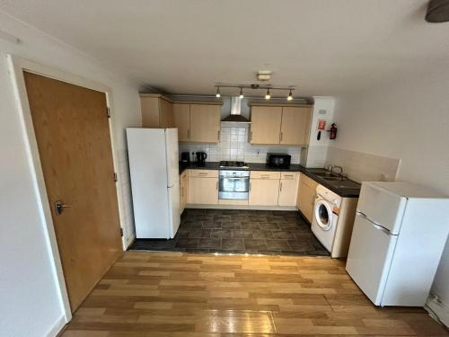 Kuchyň nebo kuchyňský kout v ubytování Tranquil 2BR in Croydon Thornton