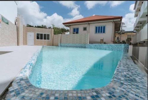 MinglanillaにあるCebu stay-Thyme residencesの家の前の青い水のスイミングプール