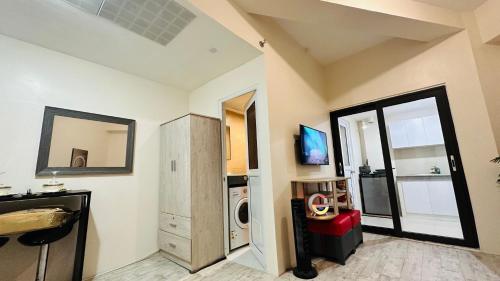 MinglanillaにあるCebu stay-Thyme residencesの洗濯機と乾燥機が備わる客室です。