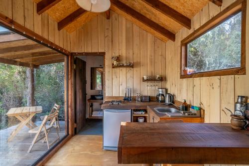 O bucătărie sau chicinetă la Mystic Nature Project Cabin