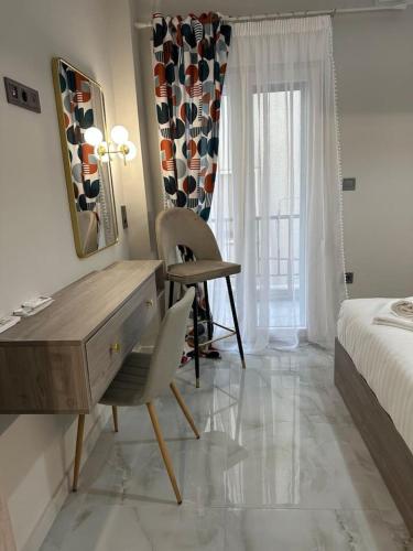 1 dormitorio con escritorio, 1 cama y 1 silla en A living skg 2 Quiet Luxury, en Tesalónica