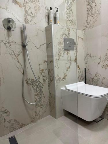 Un baño con ducha, bañera y WC. en A living skg 2 Quiet Luxury, en Tesalónica
