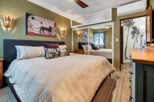 una camera da letto con un letto grande e uno specchio di Beachfront Costa Azul Mira Vista Stylish View a San José del Cabo