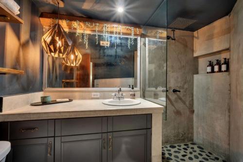 un bagno con lavandino e doccia di Beachfront Costa Azul Mira Vista Stylish View a San José del Cabo