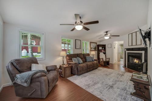 Ruang duduk di cozy home in arrowhead lake with huge screened in porch beach and lake and playground