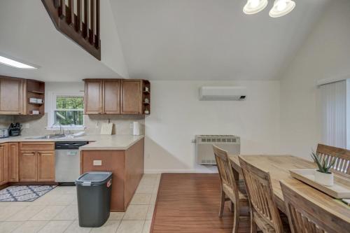 Dapur atau dapur kecil di cozy home in arrowhead lake with huge screened in porch beach and lake and playground