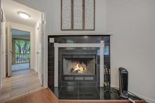 Gambar di galeri bagi cozy home in arrowhead lake with huge screened in porch beach and lake and playground di Arrowhead Lake