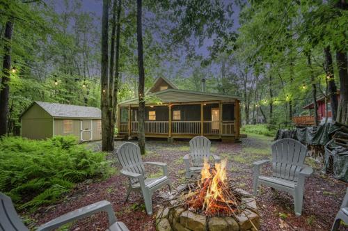 Taman di luar cozy home in arrowhead lake with huge screened in porch beach and lake and playground
