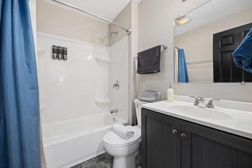 Ένα μπάνιο στο Blue Haven at Hines | Stylish 2BD Stay | Peoria Heights
