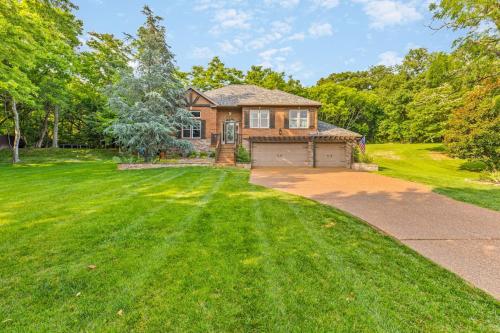 Ein Garten an der Unterkunft Updated and Spacious Home with Huge Yard Office and Decks