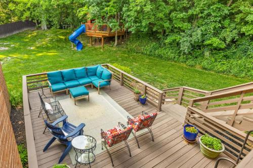 Ein Garten an der Unterkunft Updated and Spacious Home with Huge Yard Office and Decks