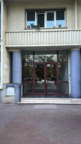 a building with large glass doors and a balcony at Chambre promenade des anglais in Nice