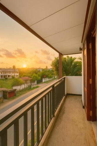 un balcone con vista su una strada di Heaven C Near Beach Unawatuna a Unawatuna