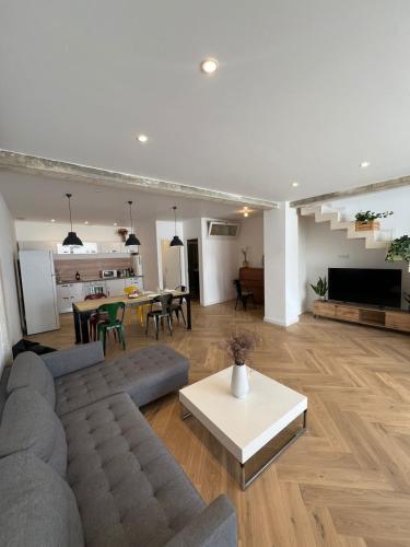 un salon avec un canapé et une table dans l'établissement Maison localisation idéale proche gare Saint Charles - Friche Belle de Mai et centre ville, à Marseille