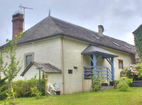 une maison blanche avec un toit et une cour gazonnée dans l'établissement Au Gré des Saisons - 3 chambres, à Gère-Belesten