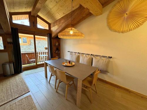 une salle à manger avec une table et des chaises en bois dans l'établissement Charmante maison de village rénovée 4 pièces, 3 niveaux, 80m², 6 pers, à St Marcel, proche pistes ski. - FR-1-452-381, à Saint-Marcel