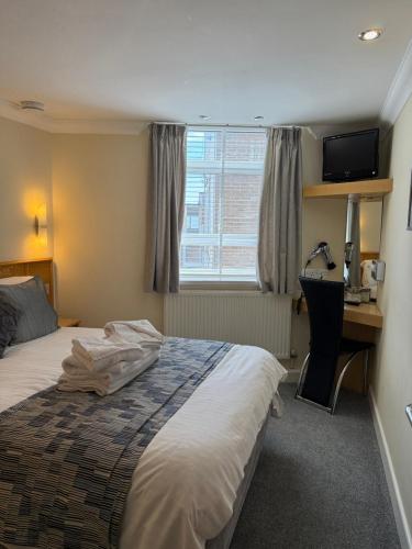 Ένα ή περισσότερα κρεβάτια σε δωμάτιο στο Granada Apartments Queens Mansions