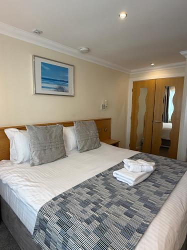 Ένα ή περισσότερα κρεβάτια σε δωμάτιο στο Granada Apartments Queens Mansions