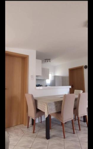 Kuchyň nebo kuchyňský kout v ubytování Apartmani Lun Vir