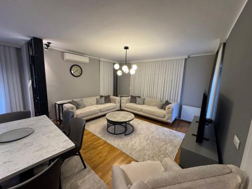 una sala de estar con un sofá y una mesa en Garden Villa in Peja, en Peje