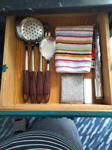 un tiroir en bois avec des ustensiles et une serviette dans l'établissement Appartement Cosy à Nemours Hameau Chaintreauville, à Saint-Pierre-lès-Nemours