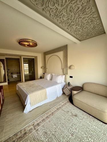 Riad Dar Chams Tanjaにあるベッド