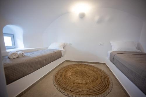 Postel nebo postele na pokoji v ubytování Three Domes Oia - an Iconic Collection