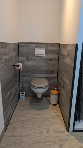a bathroom with a toilet in a room at Les roches voisines "big rock" in Solutré-Pouilly