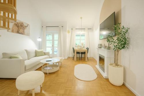 un salon avec un canapé et une table dans l'établissement Cozy Forest Lodge - Kaminfeuer & Waldidylle, WLAN & Parkplatz, à Waldkirchen