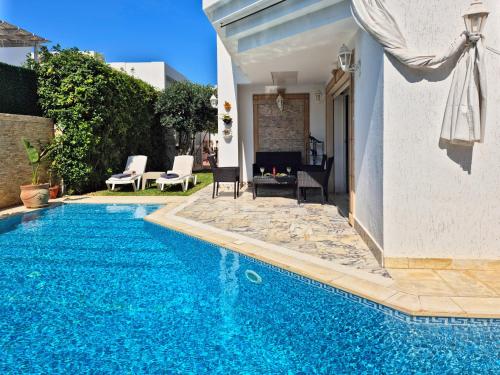 Piscina en o cerca de L'Orchidée - Villa de luxe avec piscine chauffée, ascenseur privatif et vue sur le lac de Tunis