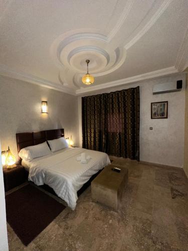 a bedroom with a large bed and a coffered ceiling at La Palmeraie De Moulay Yacoub in Moulay Yacoub