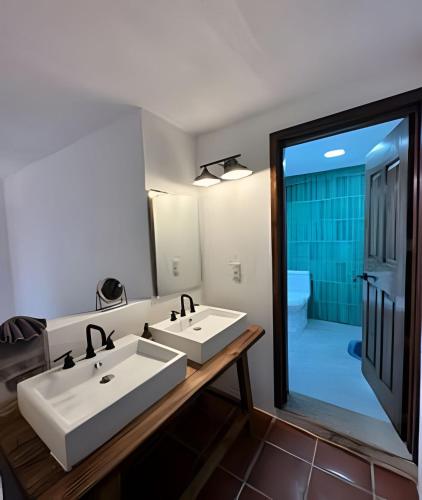 a bathroom with two sinks and a large mirror at Comfort y Diseño cerca del Pueblo - 3 Recamaras in Mazamitla