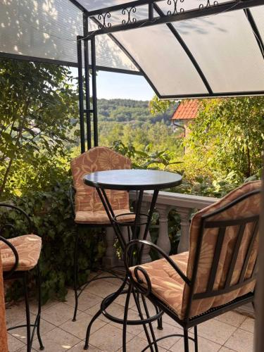 Ein Balkon oder eine Terrasse in der Unterkunft Kuća za odmor braća Jevtić Vrnjačka Banja