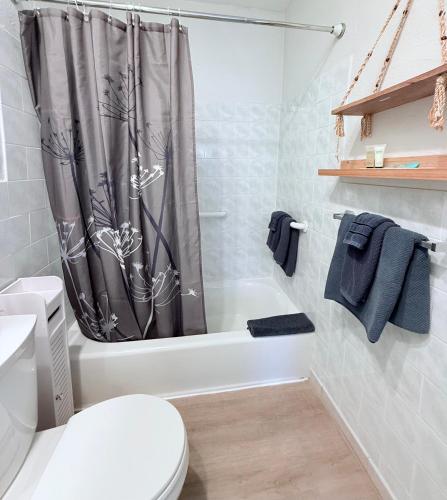 Ένα μπάνιο στο 4145 By The Sea Inn & Suites