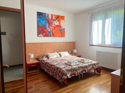 Una cama o camas en una habitación de Appartamento Abbondio - vicino al centro storico