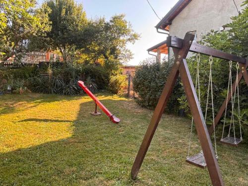 Ein Kinderspielbereich in der Unterkunft Kuća za odmor braća Jevtić Vrnjačka Banja