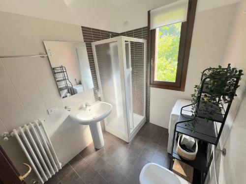 Un baño de Appartamento Abbondio - vicino al centro storico