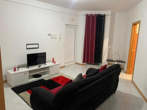 Μια τηλεόραση ή/και κέντρο ψυχαγωγίας στο Apartment 3 minutes from Nelson Mandela Airport